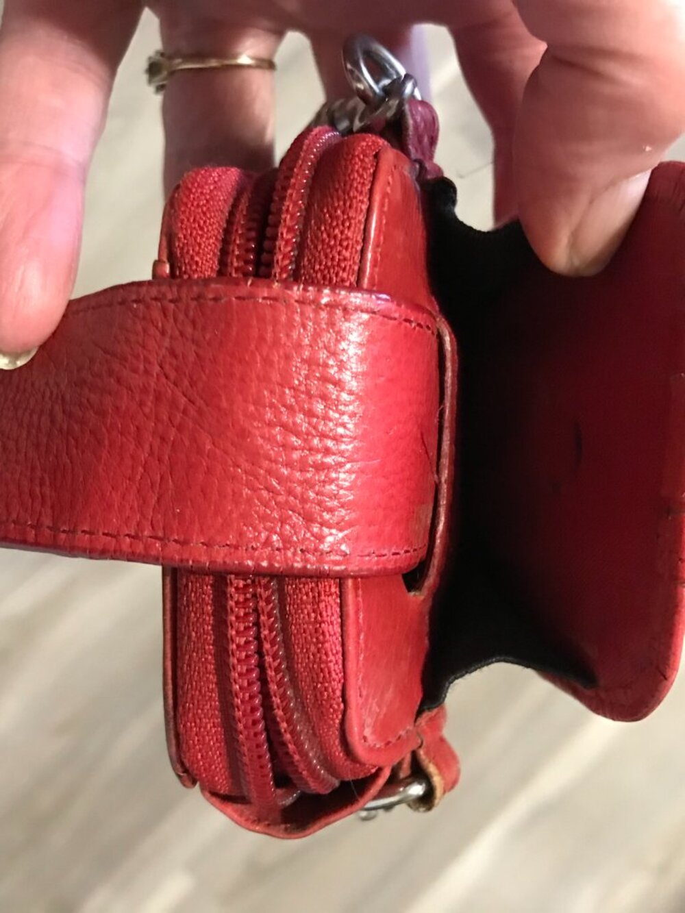 Danier Ladies Red Leather Crossbody Purse/Case - Picture 6 of 7